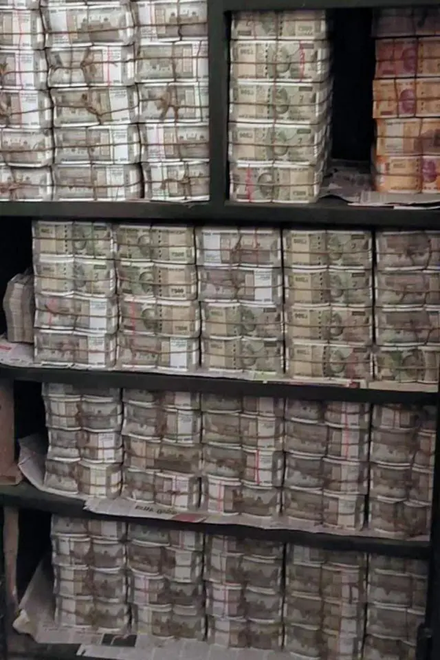 असमारी में रुपये की गड्डी