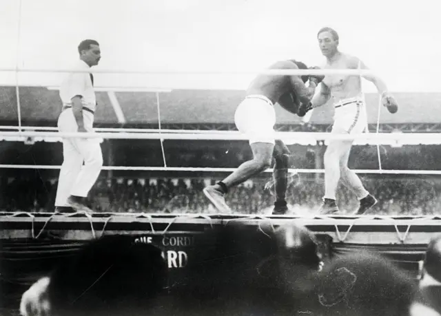 Le combat de boxe Georges Carpentier vs Battling Siki est entré dans les annales de l'histoire du sport. Pour une première fois, un africain est devenu champion du monde dans tout sport confondu. 