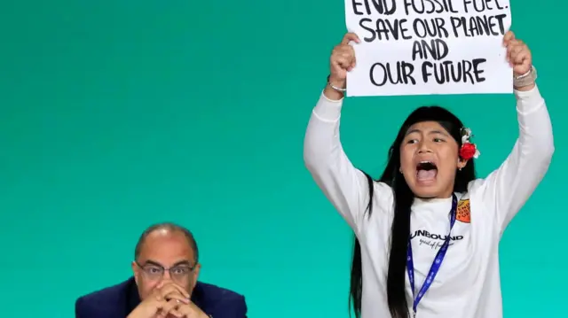 ليسيبريا كانغوجام تحمل لافتة خلال مؤتمر الأمم المتحدة لتغير المناخ