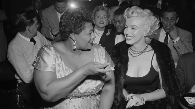 Ella Fitzgerald y Marilyn Monroe hablan animadamente en un club de Los Ángeles en 1954.