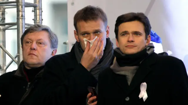 Григорий Явлинский, Алексей Навальный и Илья Яшин на сцене во время протестного митинга на проспекте Сахарова в Москве 24 декабря 2011 года