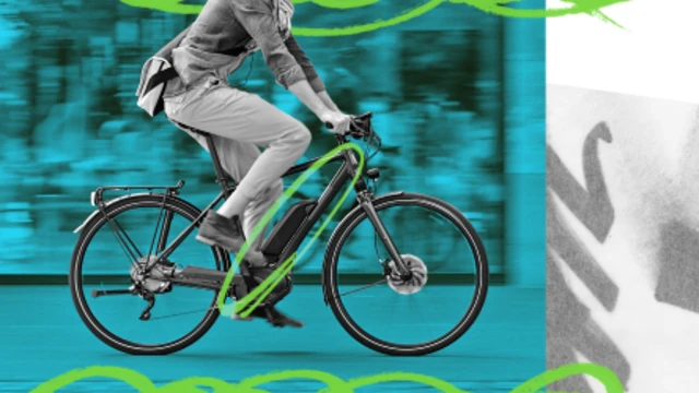 도로 위를 달리고 있는 PAS 방식의 전기자전거