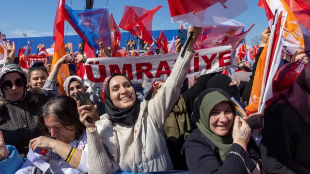 Para pendukung AKP mengusung spanduk dan poster Presiden Erdogan.
