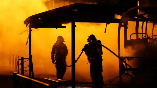 Bombeiros apagando fogojogar roleta europeia online gratisônibus