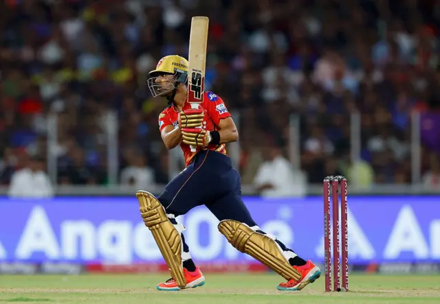 கடைசிவரை போராடிய சஷாங் சிங் அரைசதம் அடித்து 61 ரன்னில் ஆட்டமிழக்காமல் இருந்தார்.