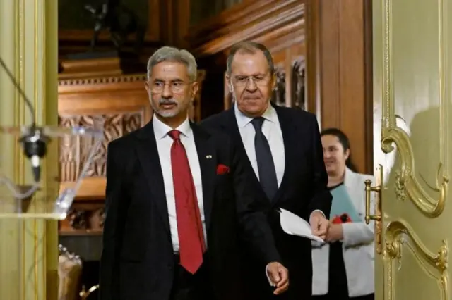 भारतीय परराष्ट्रमंत्री एस. जयशंकर यांच्यासोबत रशियाचे परराष्ट्रमंत्री सर्गेई लावरोव्ह.
