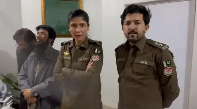 பாகிஸ்தான், அரபி எழுத்து, ஆடை சர்ச்சை