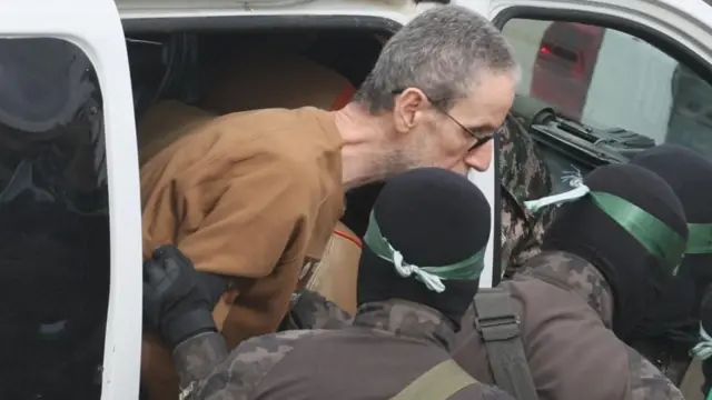 د حماس غړي یو یرغمل اسرائیلی د سره صلیب کمېتې ته سپاري