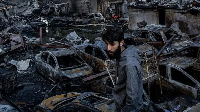 Un hombre observa cómo arde un edificio tras un ataque aéreo israelí, el 8 de abril de 2026, en Beirut, Líbano.