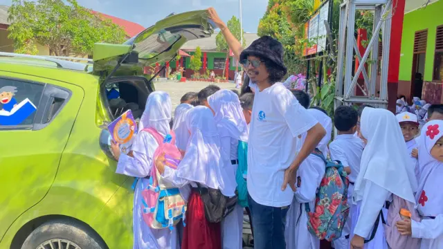 Adi Sarwono dan anak-anak