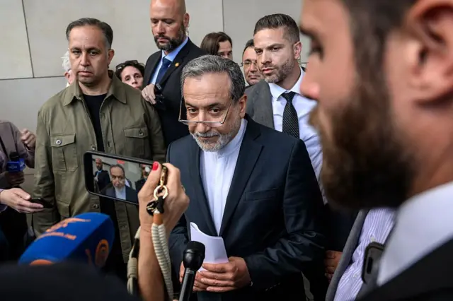 Menteri Luar Negeri Iran, Abbas Araghchi, meninggalkan pertemuan tentang program nuklir Teheran di Hotel Intercontinental di Jenewa pada 20 Juni 2025.