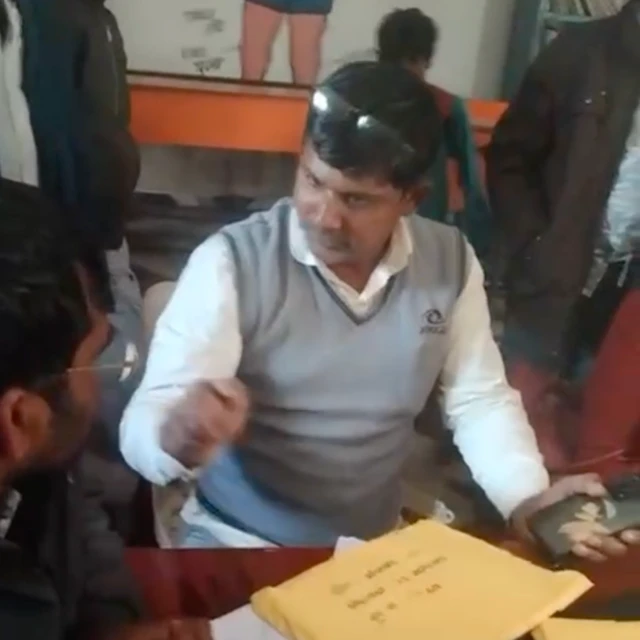 
संत कबीर नगर में फॉर्म 7 से जुड़ा विवाद सामने आया है 