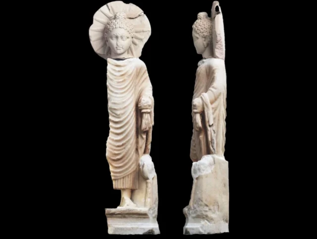 พระพุทธรูปซึ่งอยู่ในปางประทับยืนมีความสูง 71 เซนติเมตร