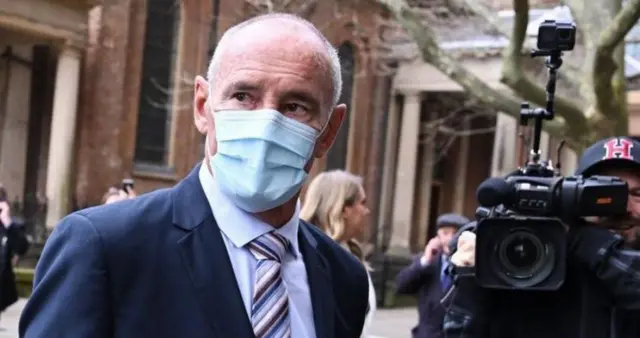 Chris Dawson berada di luar gedung Mahkamah Agung New South Wales, Australia.