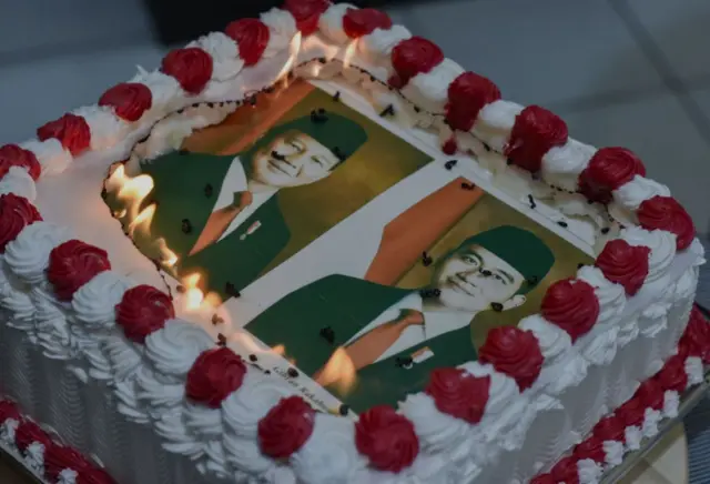 Kue tart bergambar presiden baru Indonesia, Prabowo Subianto dan wakil presiden, Gibran Rakabuming Raka, disiapkan untuk edisi khusus menjelang pelantikan presiden di toko kue Rumah Kue Obby di Malang, Jawa Timur, Indonesia, pada 19 Oktober 2024.
