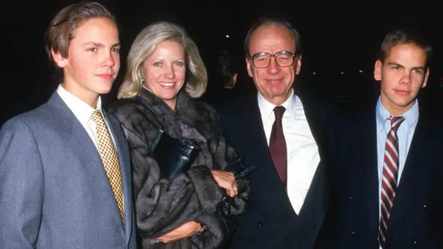 由左至右:詹姆斯·梅鐸、安娜·梅鐸、魯珀特·梅鐸與拉克倫·梅鐸,1987年