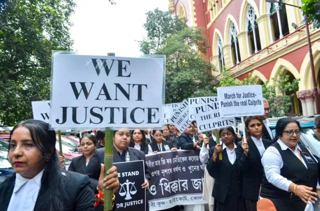 सोमवार को कोलकाता हाई कोर्ट के वकीलों ने प्रोटेस्ट मार्च निकाला था. 