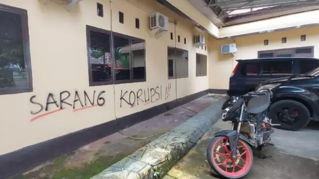 Coretan pada salah satu tembok Mapolres Luwu, Sulawesi Selatan, pada pertengahan Oktober 2022 lalu.