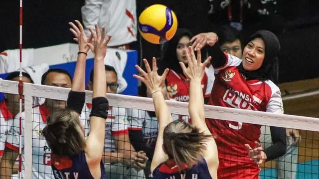Megawati Hangestri Pertiwi (kanan) melakukan smes yang berusaha diblok pebola voli Taiwan Kan Ko-Hui (tengah) dan Chen Tzu-Ya (kiri) pada pertandingan semi final Asian Volleyball Confederation (AVC) Challenge Cup 2023.
