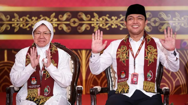 Pasangan bakal calon Gubernur dan Wakil Gubernur Jawa Timur Tri Rismaharini (kiri) dan KH Zahrul Azhar Asumta (kanan) melambaikan tangan saat pendaftaran di Kantor KPU Provinsi Jawa Timur, Surabaya, Jawa Timur, Kamis (29/8/2024). Tri Rismaharini dan KH Zahrul Azhar Asumta mendaftarkan diri sebagai peserta Pilgub Jatim 2024 dengan dukungan dari PDIP.
