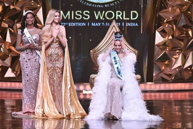 အလှမယ် အိုပယ် သရဖူ ဆောင်းလိုက်တဲ့အခိုက်အတန့်