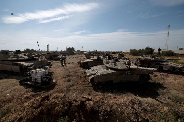 جنود إسرائيليون خلال أعمال صيانة لدباباتهم بعد انسحابهم من خان يونس