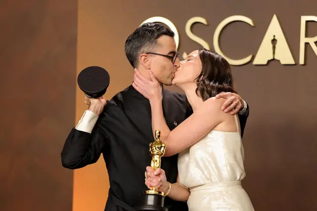 Alexandre Singh y Natalie Musteata, ganadores del Premio al Mejor Cortometraje de Acción Real por “Dos Personas Intercambiando Saliva”, posan en la sala de prensa durante la 98.ª entrega de los Oscar en el Dolby Theatre el 15 de marzo de 2026 en Hollywood, California. (Foto de Brianna Bryson/Getty Images)