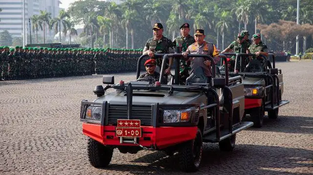 Panglima TNI bersama Kapolri (Aditya Irawan/NurPhoto via Getty Images).