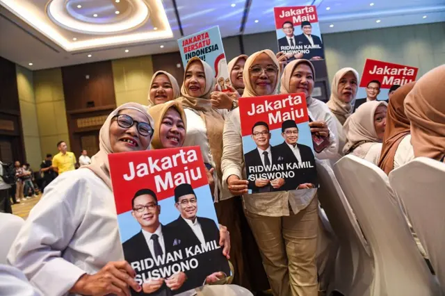 Sejumlah pendukung pasangan Ridwan Kamil dan Suswono menunjukkan poster dukungannya saat menghadiri Deklarasi Cagub dan Cawagub DKI Jakarta di Jakarta, Senin (19/8/2024).