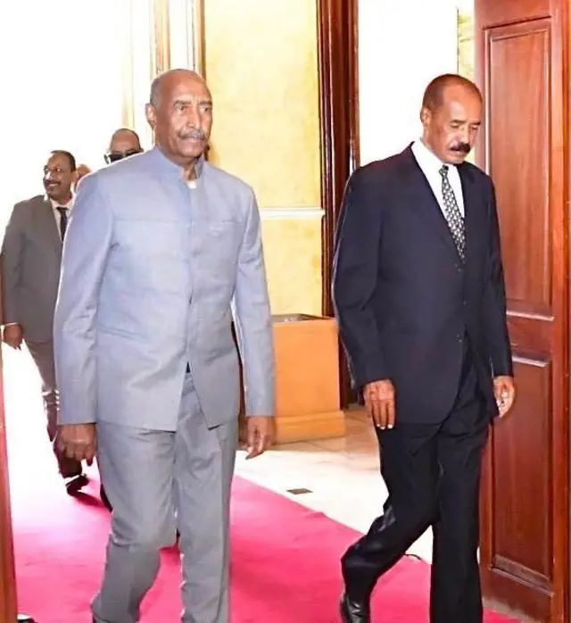 ኢሳያስ ኣፍወርቂ ንጀነራል ዓብደልፋታሕ ኣልቡርሃን ናብ ቤተመንግስቲ ንምእታው ኣብ ቀይሕ ምጻፍ እናሰጎሙ