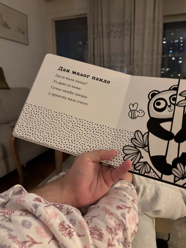 otvorena dečija knjiga sa pesmicom Dan malog pande