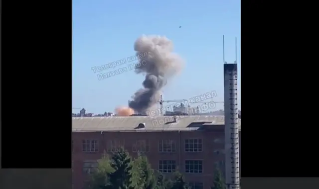 "Шахед" пікірує на будівлю ТЦК в Полтаві