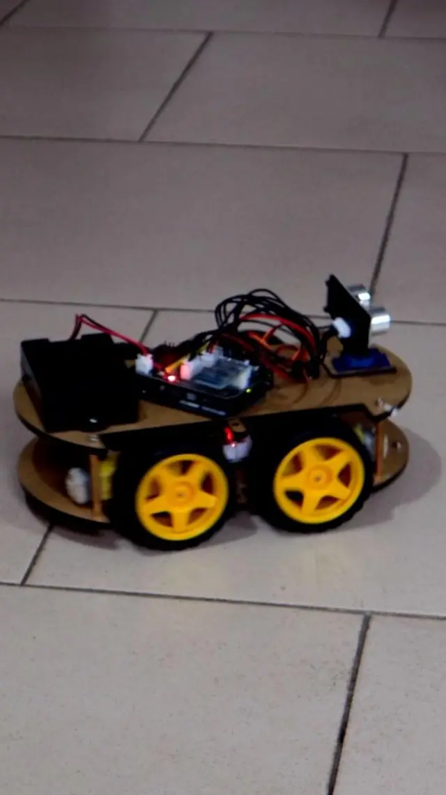 "Ihe a bụ 'smart car', ụmụaka na-ede 'program' n'ime ya. Ya na ụmụaka na-akparịta ụka. Ha sị ya bịa, ọ bịa".