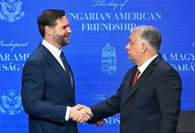 Вэнс и&nbsp;Орбан пожимают друг другу руки на&nbsp;фоне надписи «Венгерско-американская дружба»