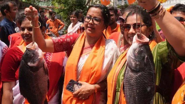 పశ్చిమబెంగాల్లో బీజేపీ కార్యకర్తలు చేపలతో ప్రచారం చేస్తున్నారు 