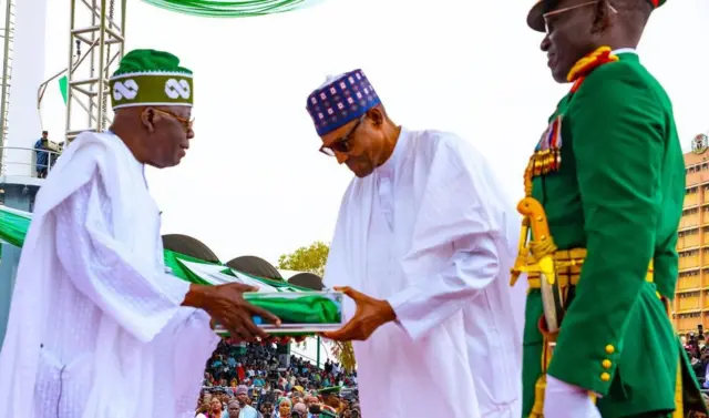 Le président Bola Tinubu avec son prédécesseur Buhari lors de l'intronisation de l'actuel président du Nigéria