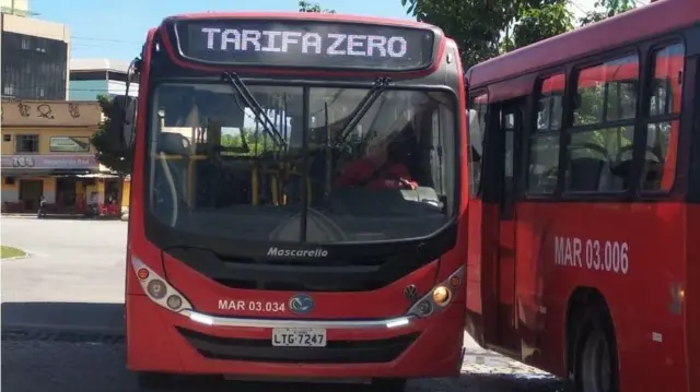 Ônibus vermelho com letreirocaça niquel que paga dinheiro real"Tarifa zero"caça niquel que paga dinheiro realMaricá, no Riocaça niquel que paga dinheiro realJaneiro