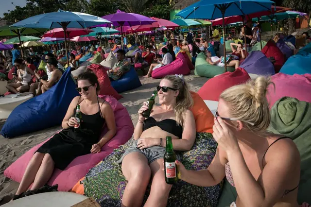 Sejumlah WNA sedang menikmati wisata di Seminyak, Bali.