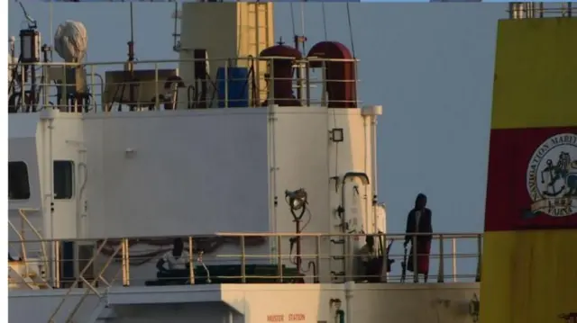 সশস্ত্র জলদস্যুর ছবি প্রকাশ করেছে ভারতীয় নৌবাহিনী