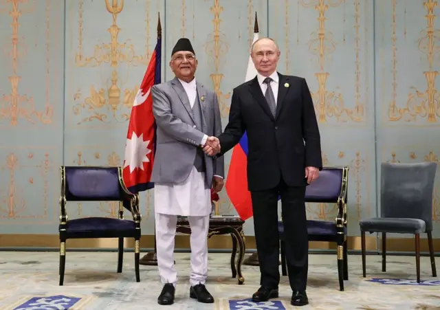 एससीओ शिखर सम्मेलनको साइडलाइनमा चीनको तियान्जिन शहरमा नेपालका प्रधानमन्त्री केपी शर्मा ओली र रुसी राष्ट्रपति भ्लादिमिर पुटिनबीच भेट