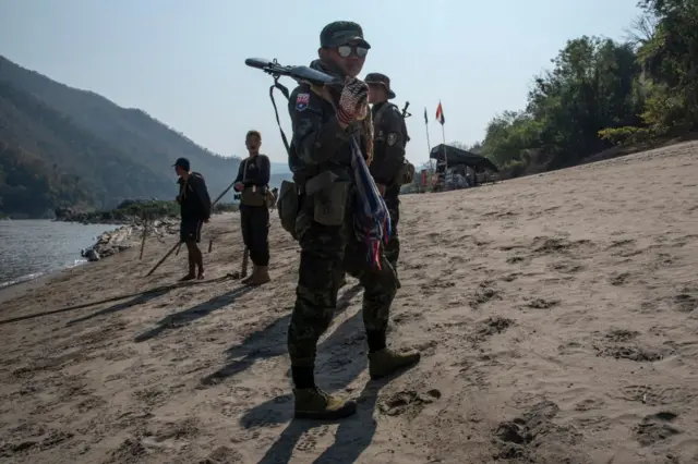 KNLA တပ်ဖွဲ့ဝင်တွေ (ပုံဟောင်း)