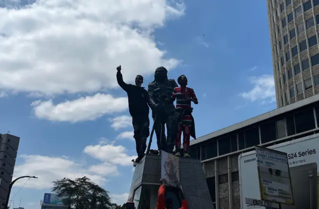 Aba buriye igishusho cy'intwari y'ubwigenge bwa Kenya Dedan Kimathi ku muhanda wayitiriwe uzwi nka Kimathi Street