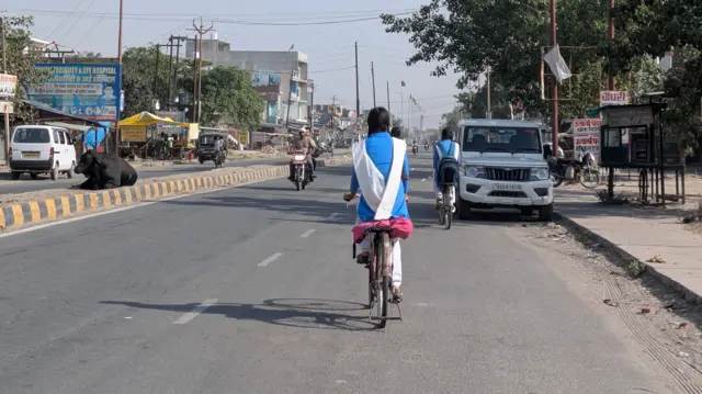 छात्राओं ने बताया कि शौचालय न होने के नाम पर उन्हें एडमिशन देने से इनकार किया गया है