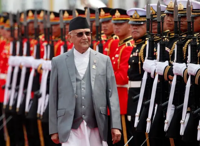 प्रधानमन्त्री के पी शर्मा ओली थाइल्याण्ड भ्रमणमा सम्मान ग्रहण गर्दै 