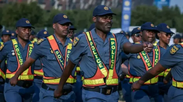 Ndị uweojii South African Police Service (SAPS) na-eme ngosi nkwado n'ama egwuregwu FNB Stadium na June 26, 2026 na Johannesburg, Saụt Afrịka
