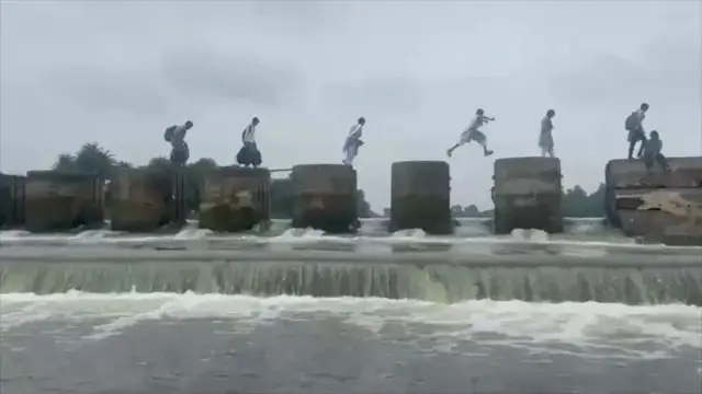 দীর্ঘদিন ধরেই এভাবে ঝুঁকি নিয়ে বাঁধ পারাপার করে ওই স্কুল পড়ুয়ারা