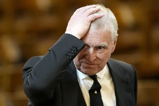 Ellerini saçlarına götüren bir adam