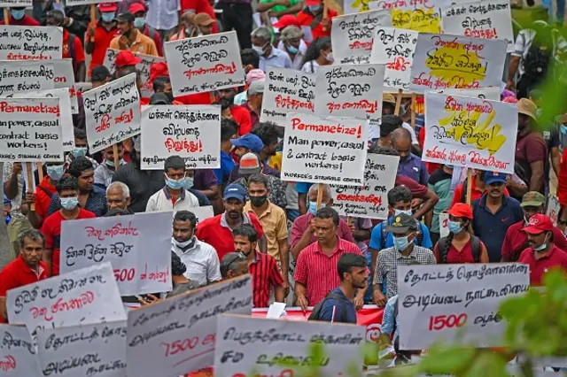 පෙරටුගාමි සමාජවාදී පක්ෂය අද පස්වරුවේ දෙල්කඳ හන්දියෙන් සිය මැයි පෙළපාලිය ආරම්භ කිරීමට සැලසුම් කර ඇති අතර පසුව නුගේගොඩ ආනන්ද සමරකොන් එළිමහන් රංග පීඨයේදි සිය මැයි රැළිය පැවැත්වීමට කටයුතු සුදානම් කර තිබේ.