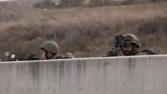  Wanajeshi wawili wa Israel wakati wa operesheni ya mapambano dhidi ya wanamgambo wa Kipalestina siku ya Jumamosi, Oktoba 7, 2023.