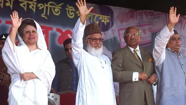 খালেদা জিয়ার সাথে জামায়াতের তখনকার আমীর মতিউর রহমান নিজামী এবং বিজেপির তখনকার চেয়ারম্যান নাজিউর রহমান মঞ্জুরকে দেখা যাচ্ছে। 